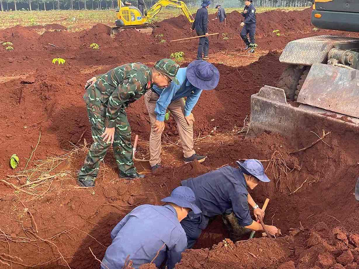 Hình ảnh hiện trường tìm kiếm hài cốt liệt sĩ tại xã Minh Đức. Ảnh: Bộ Chỉ huy quân sự thành phố Đồng Nai