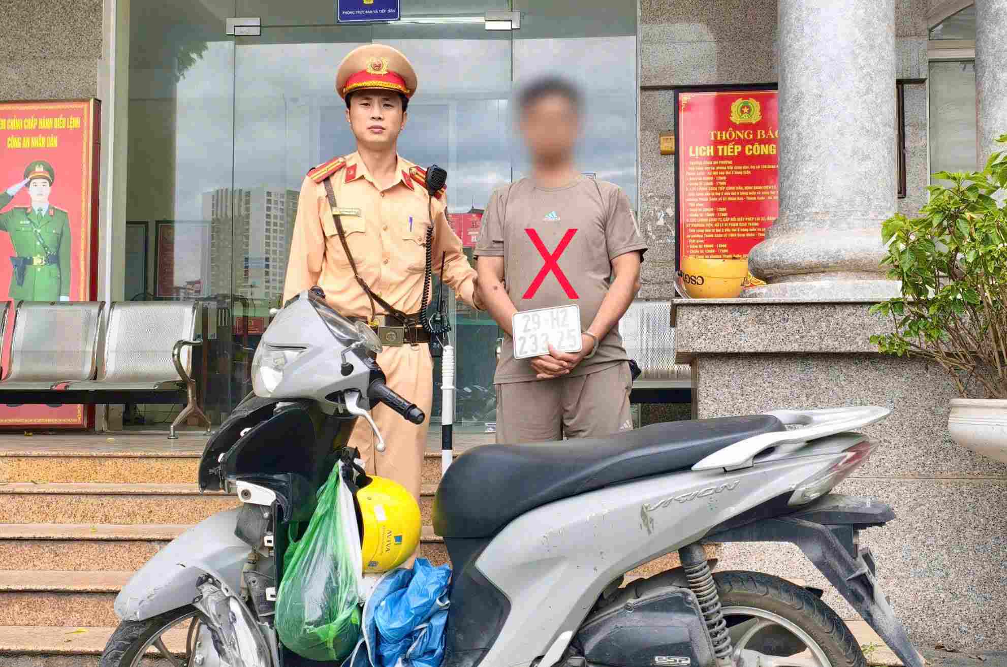 Đối tượng Lâm và tang vật liên quan. Ảnh: Phòng CSGT Hà Nội