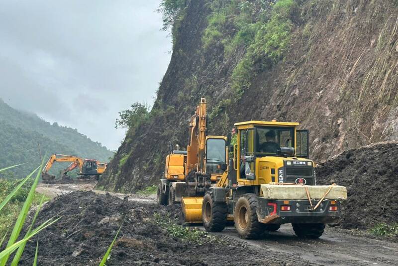Đơn vị quản lý đường bộ triển khai công tác đảm bảo giao thông bước 2 trên tuyển đường tỉnh 109. Ảnh: UBND xã Ngọc Chiến