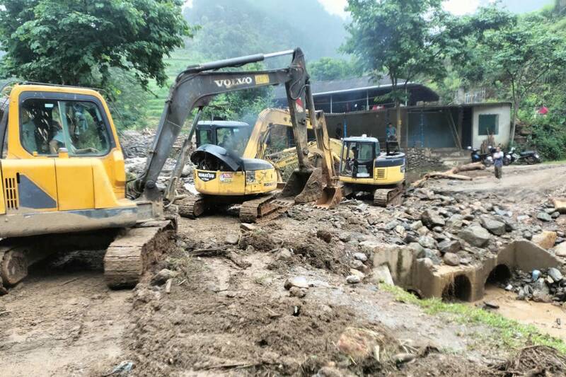 The road management unit continues to handle landslide points on provincial road 109 from Muong La commune - Ngoc Chien commune, Son La province. Photo: Ngoc Chien Commune People's Committee