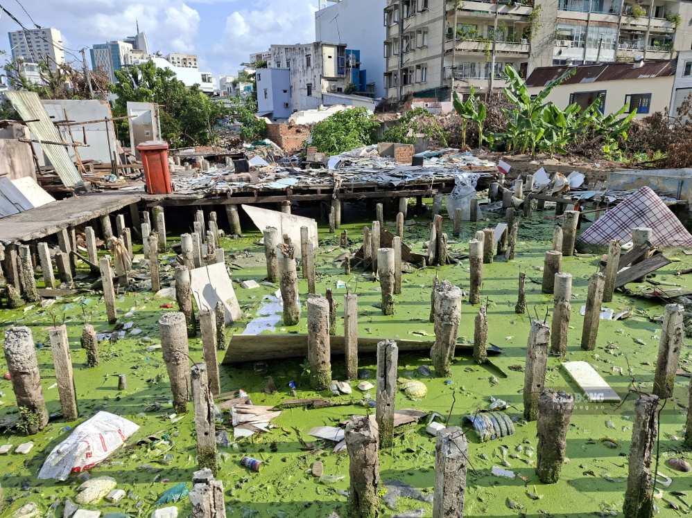 Concrete piles revealed on Xuyen Tam canal after clearing encroached houses. Photo: Minh Quan