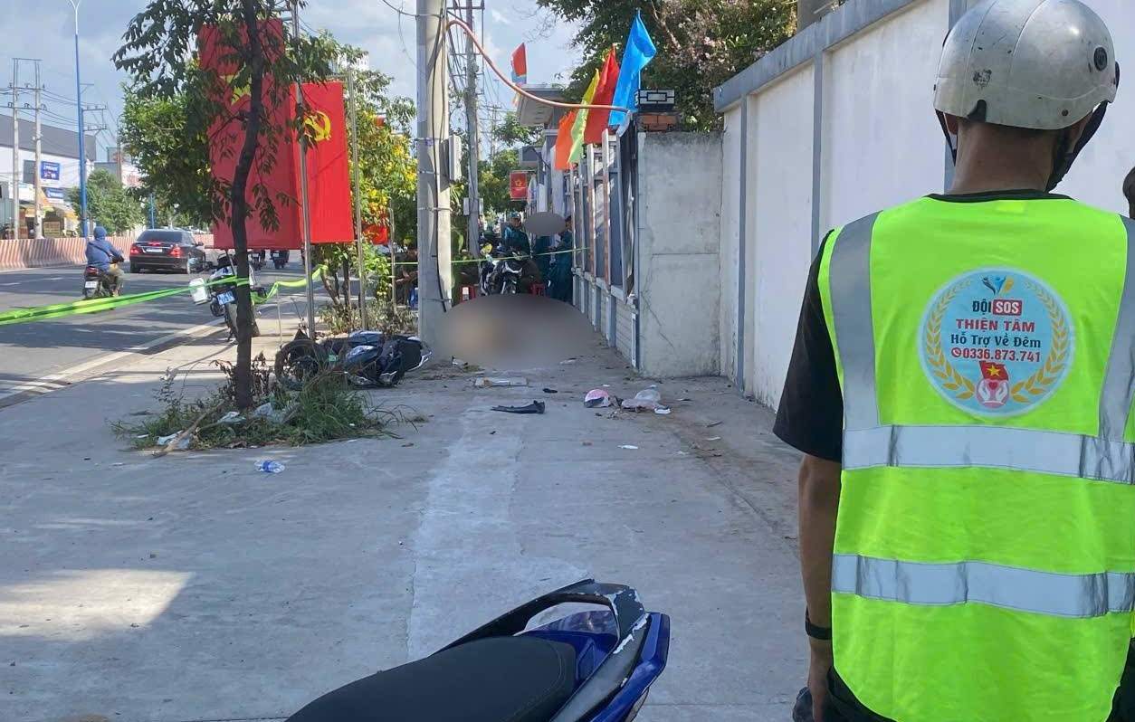 La police de Hô Chi Minh-Ville enquête pour clarifier l'accident qui a causé la mort d'une personne sur le trottoir. Photo: Fournie par un lecteur