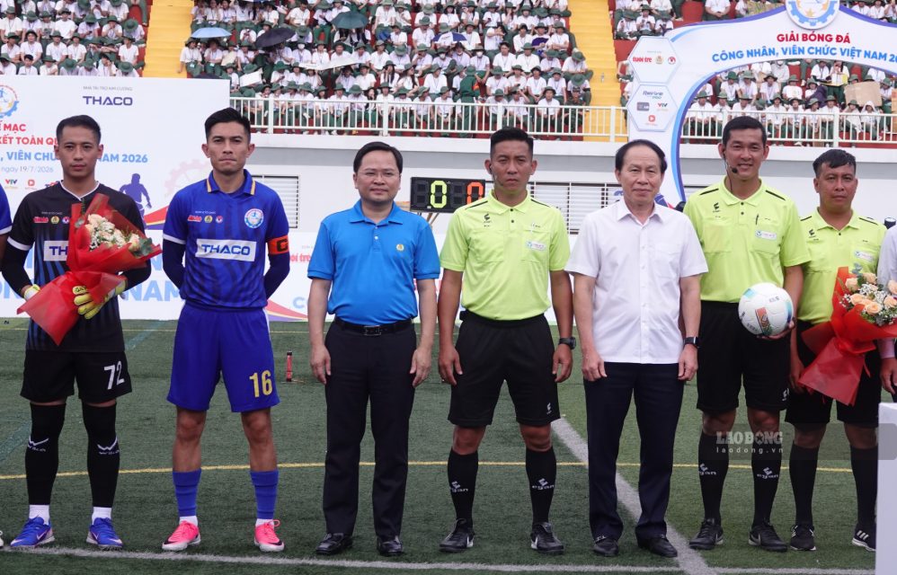 Phó Thủ tướng Chính phủ Lê Tiến Châu (thứ ba từ phải sang) và Chủ tịch Tổng Liên đoàn Lao động Việt Nam Nguyễn Anh Tuấn (thứ ba từ trái sang) động viên tổ trọng tài, cầu thủ hai đội trước trận chung kết Giải bóng đá công nhân, viên chức Việt Nam 2026. Ảnh: Nguyễn Đăng