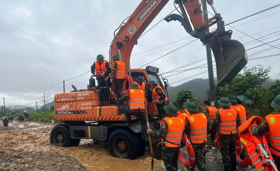 Officers and soldiers of the Lai Chau Provincial Military Command deploy rescue and relief work in the flood center of Muong Than. Photo: Lai Chau Provincial Military Command