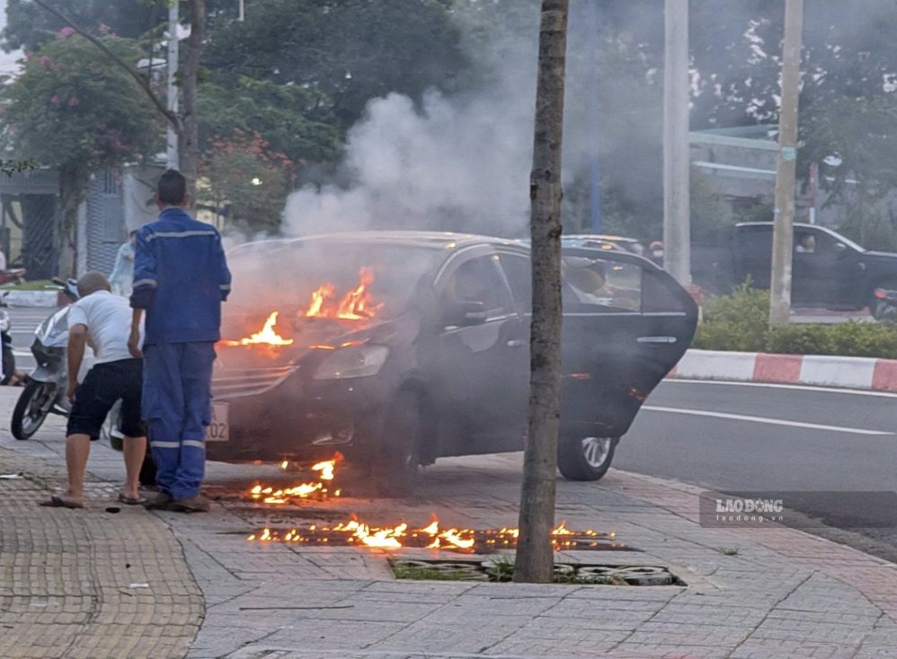 Car catches fire on sidewalk in Ho Chi Minh City. Photo: Thanh An