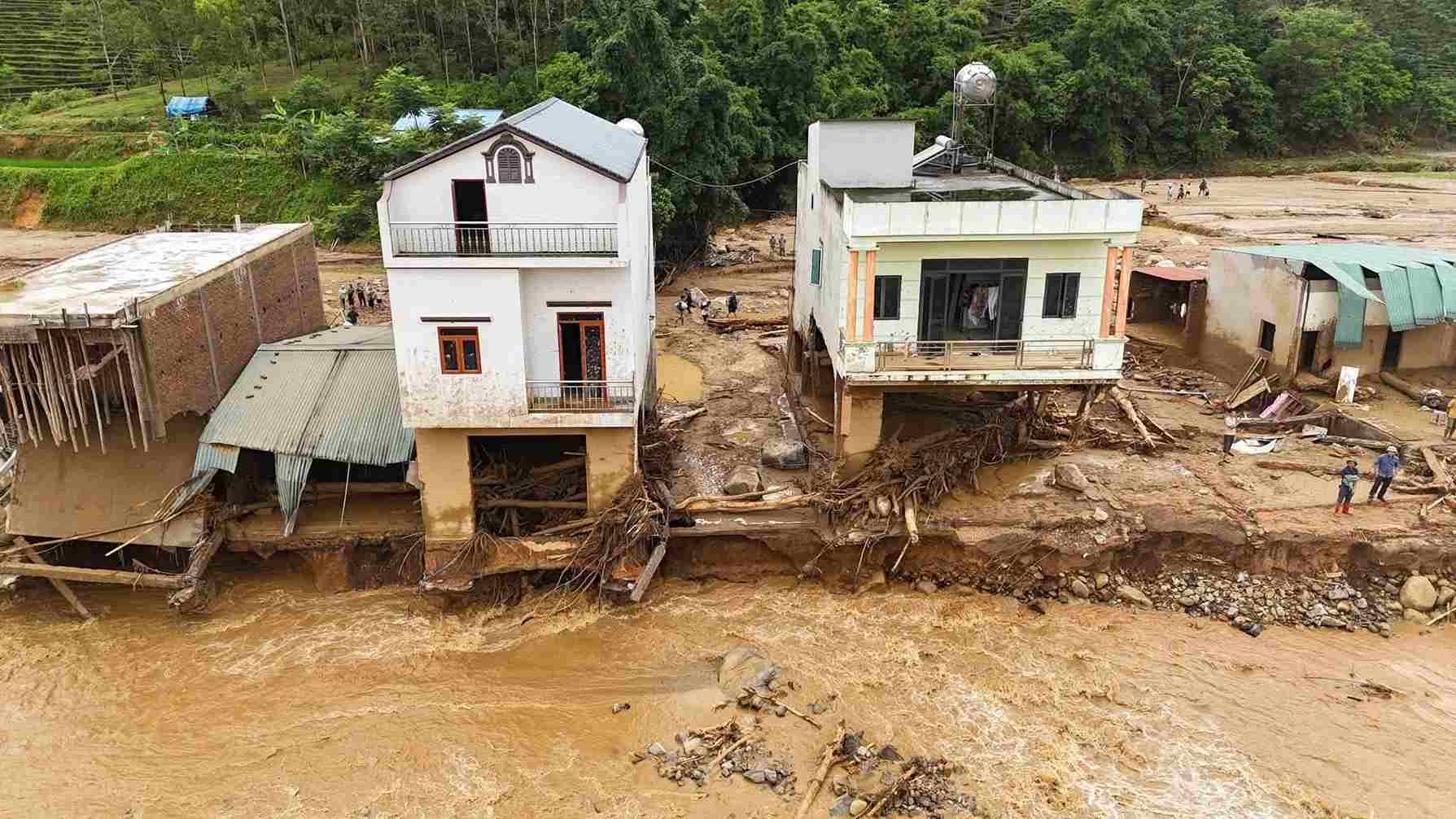 Urgently build resettlement areas for households who have lost their homes. Photo: Muong Than Commune People's Committee