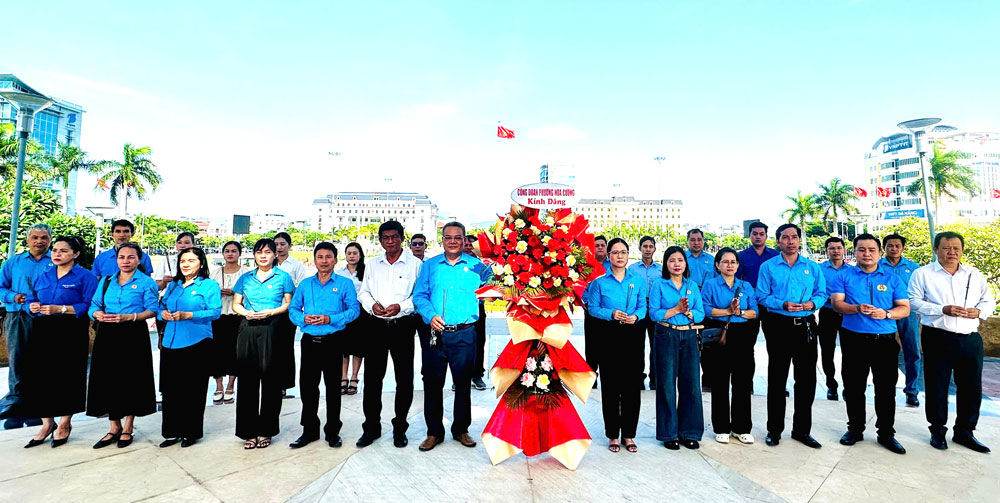 Hoa Cuong Ward Trade Union, Da Nang organizes the program "Journey to the Source - To the Red Address". Photo provided by Hoa Cuong Trade Union