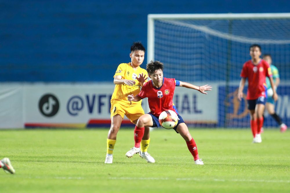 TPHCM I (red jersey) surpasses Phong Phu Ha Nam to continue to lead the National Women's Football Championship - Thai Son Bac Cup 2026. Photo: VFF