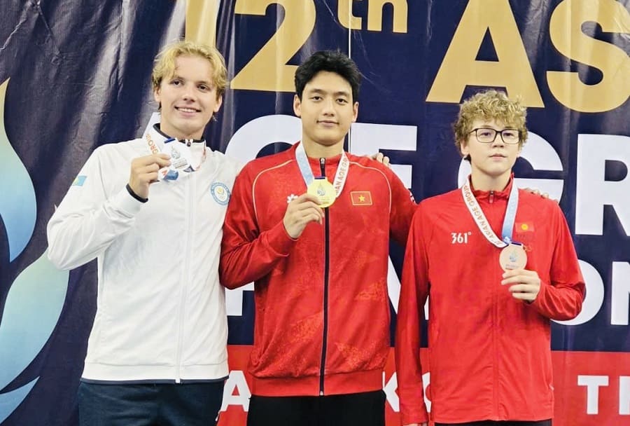 Athlete Tran Van Nguyen Quoc (middle) of the Vietnamese swimming team is competing in Thailand. Photo: Hoai Viet