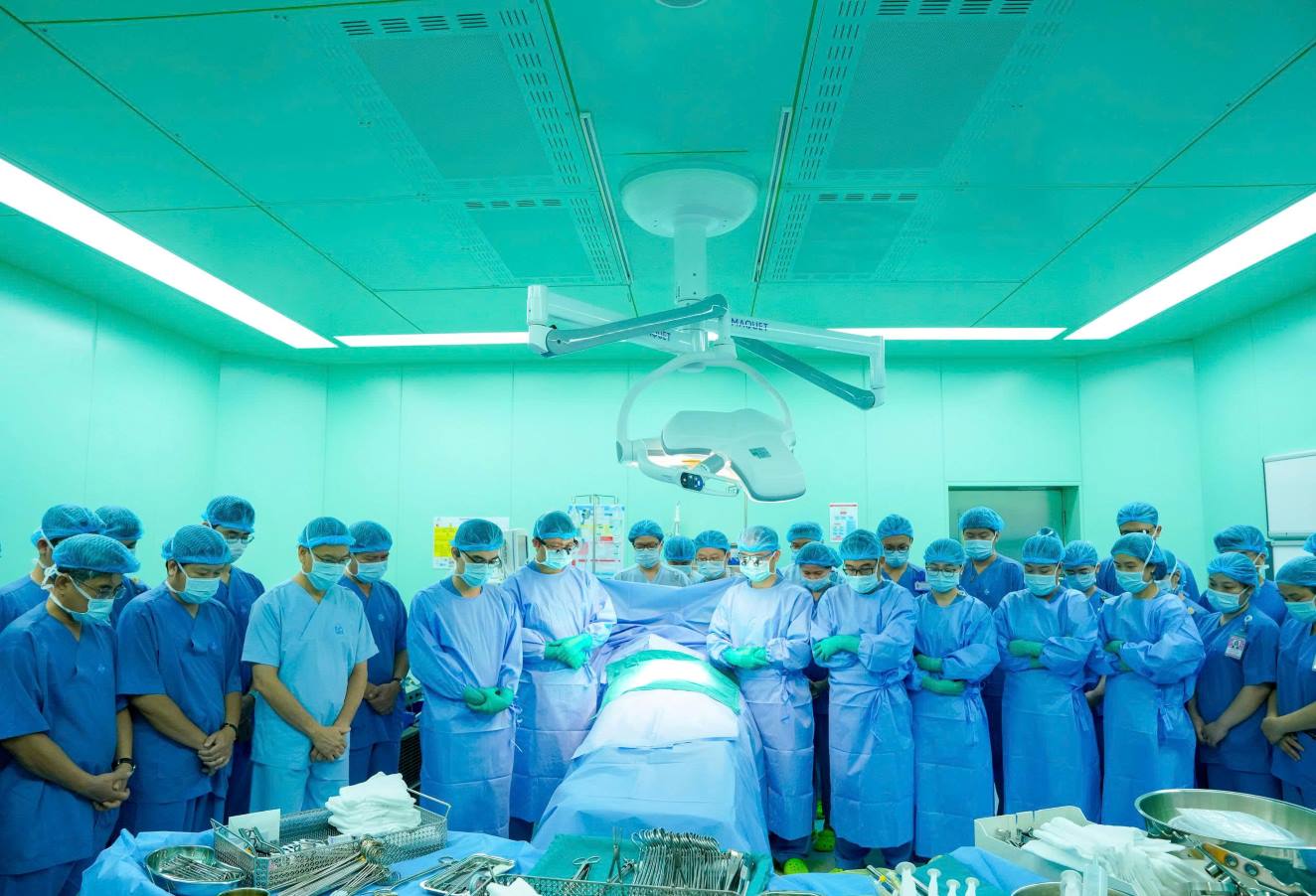 Các y bác sĩ tưởng niệm người hiến và bày tỏ lòng biết ơn sâu sắc đối với nghĩa cử trao tặng sự sống. Ảnh: