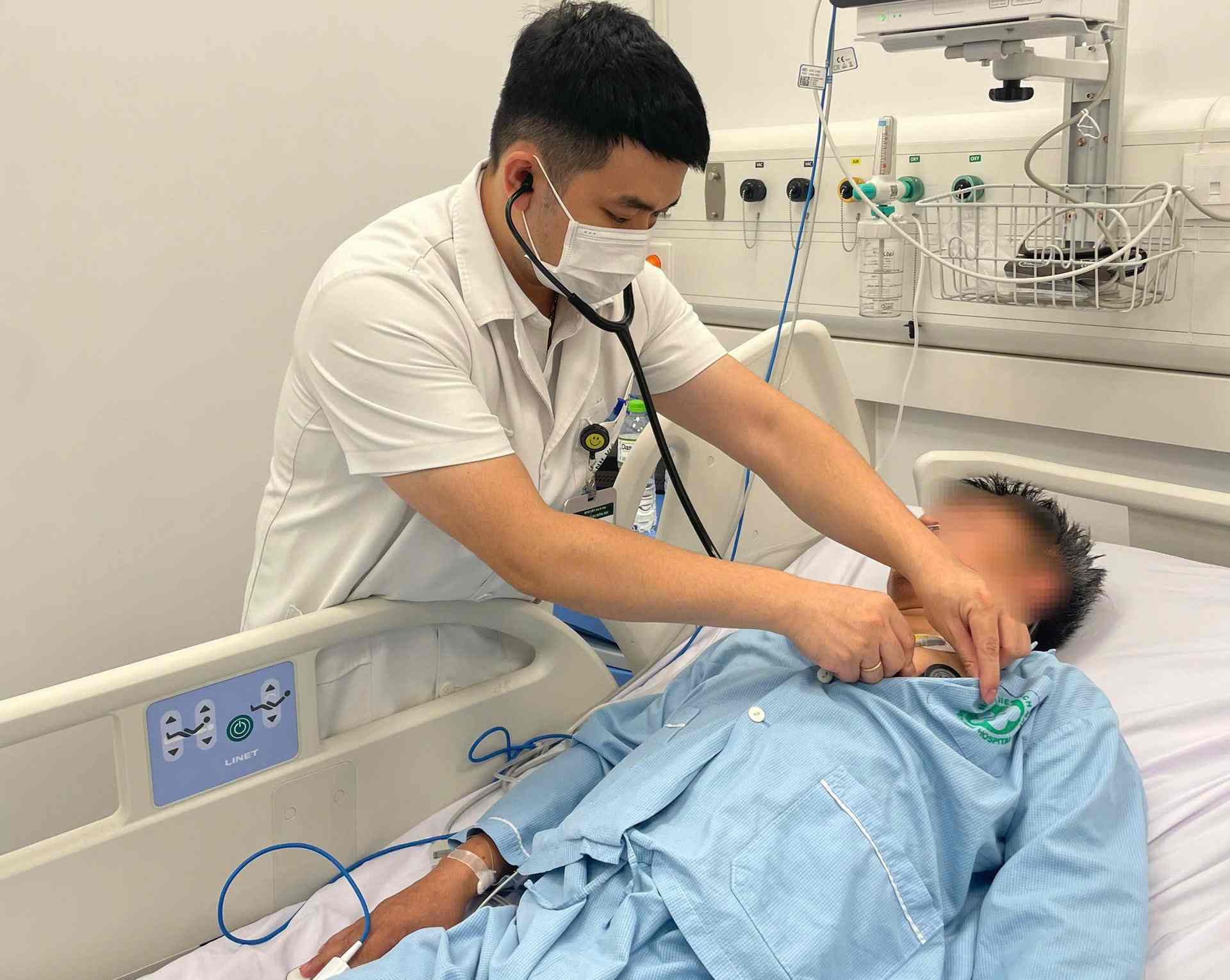One of the victims of gas poisoning at a pig farm in Thanh Hoa was treated at Bach Mai Hospital, Ninh Binh facility. Photo: BVCC