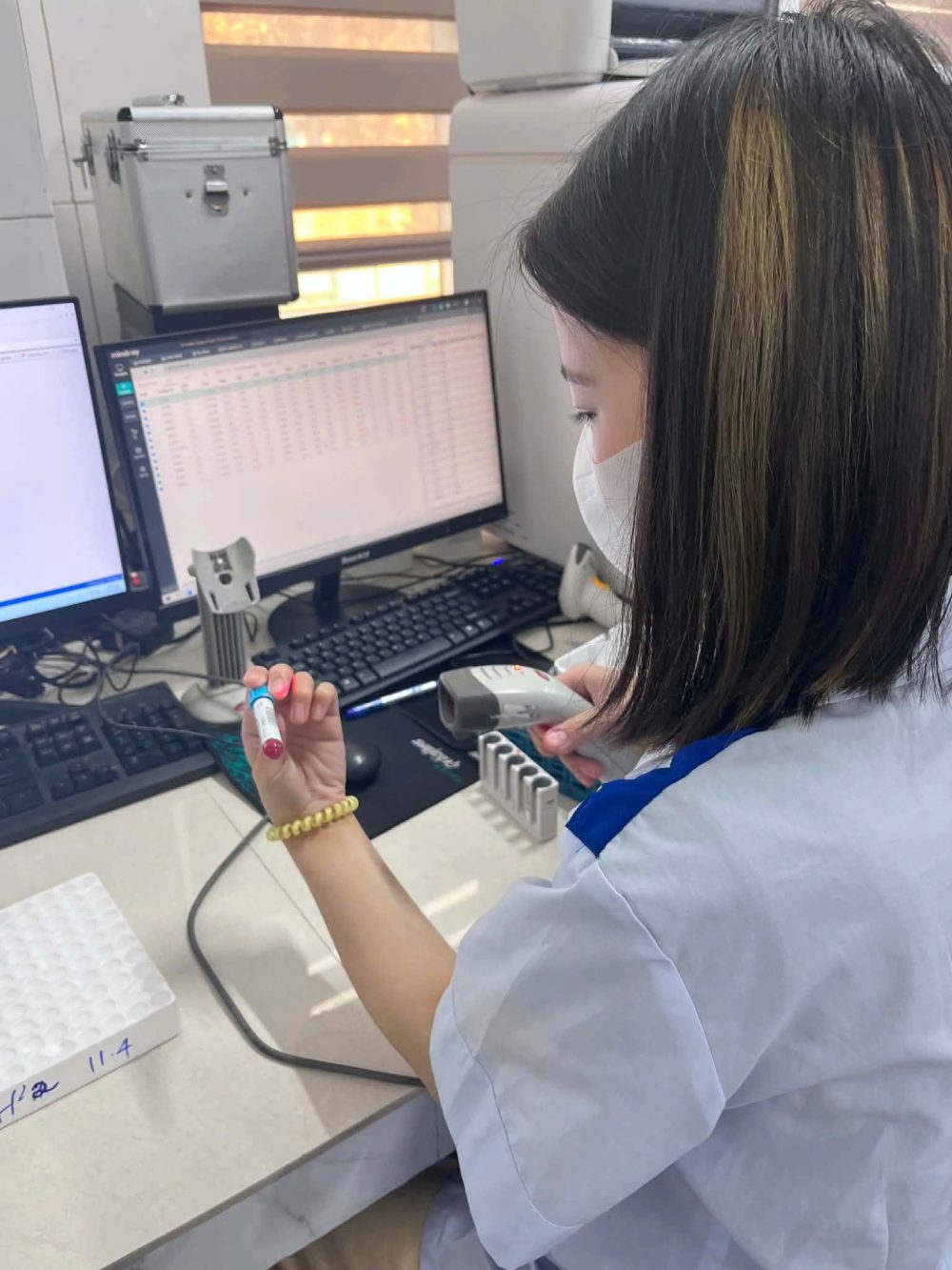 Hồ Mai Hải Anh chọn đi làm từ sớm để tích lũy kinh nghiệm, đỡ bỡ ngỡ trước các kỳ thực tập lâm sàng khắt khe sau này. Ảnh: NVCC