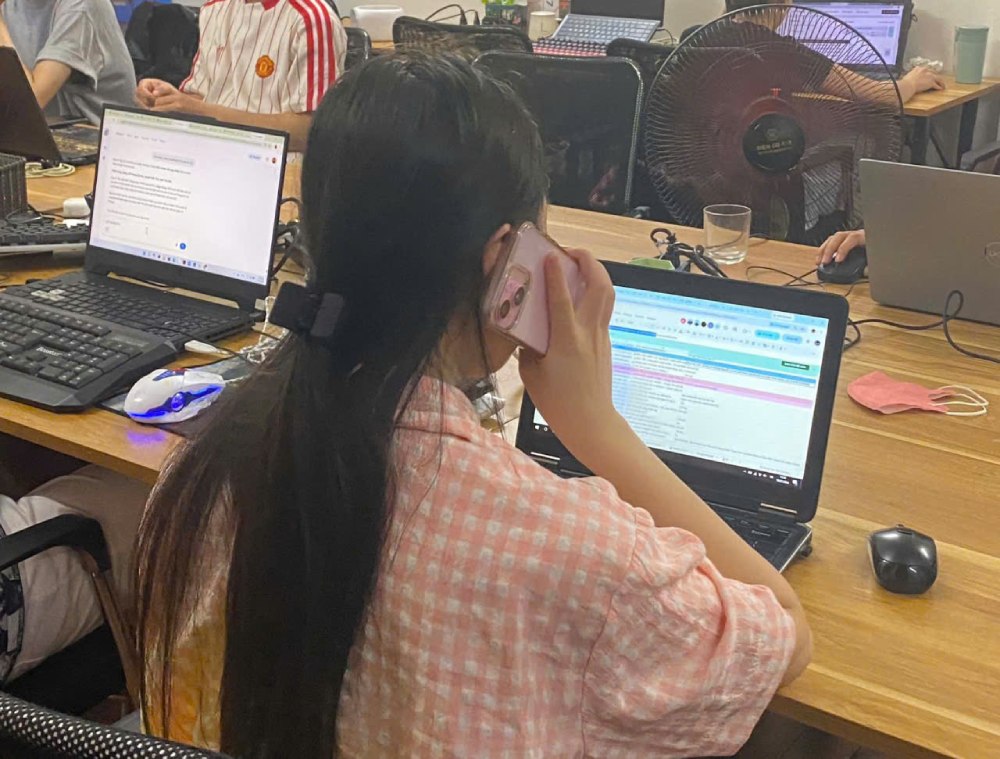During the summer, student Nguyen Linh Chi decided to work as a salesperson for a smart household appliance brand. Photo: NVCC