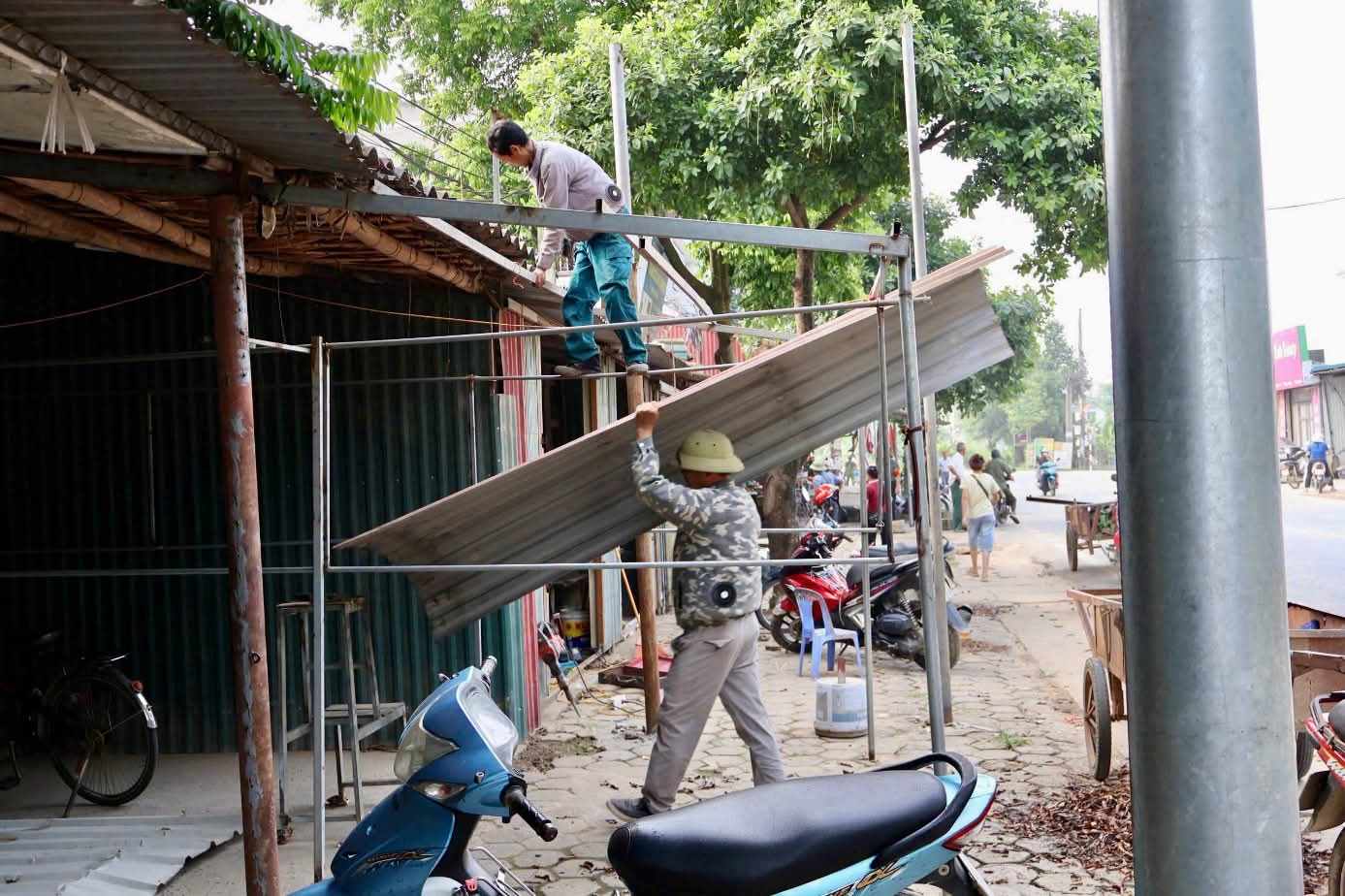 Nhiều hộ dân đã tự nguyện tháo dỡ sau khi Tổ công tác tuyên truyền, vận động. Ảnh: Trung tâm dịch vụ sự nghiệp công xã Cẩm Khê