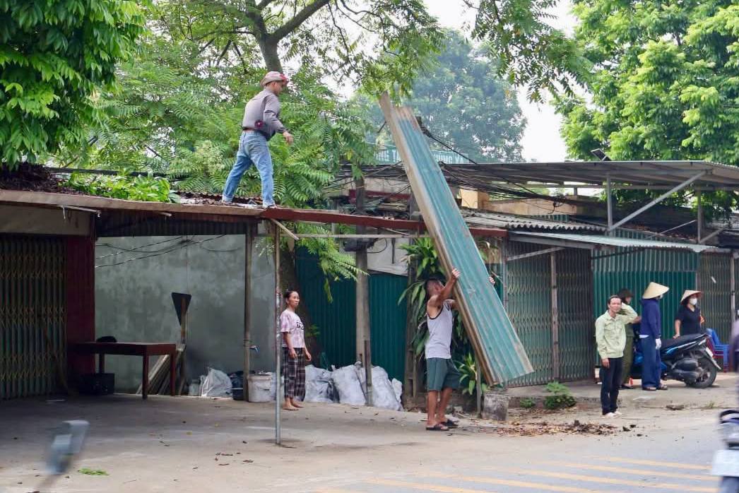 Cam Khe commune continuously handles expansion projects that violate traffic safety corridors. Photo: Cam Khe Commune Service Center.