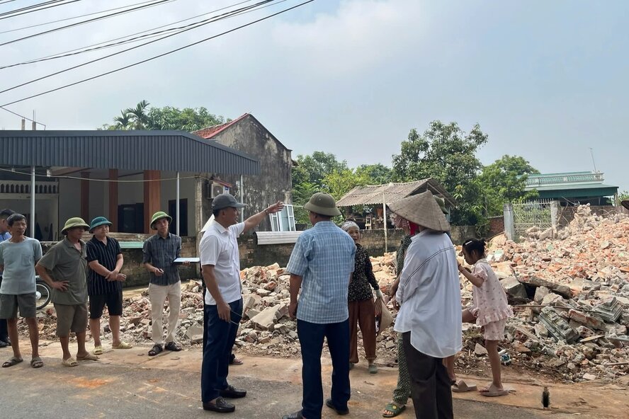Hơn 1 tháng trước, UBND xã Cẩm Khê đã xử lý hàng loạt công trình vi phạm hành lang giao thông tại xã Minh Tân cũ. Ảnh: Xã Cẩm Khê