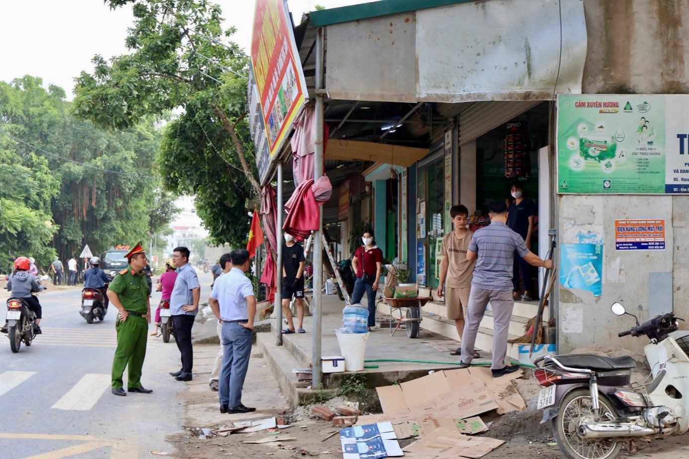 Tổ công tác của UBND xã Cẩm Khê rà soát, xử lý tình trạng lấn chiếm hành lang giao thông trên nhiều tuyến đường trục chính. Ảnh: Trung tâm dịch vụ sự nghiệp công xã Cẩm Khê