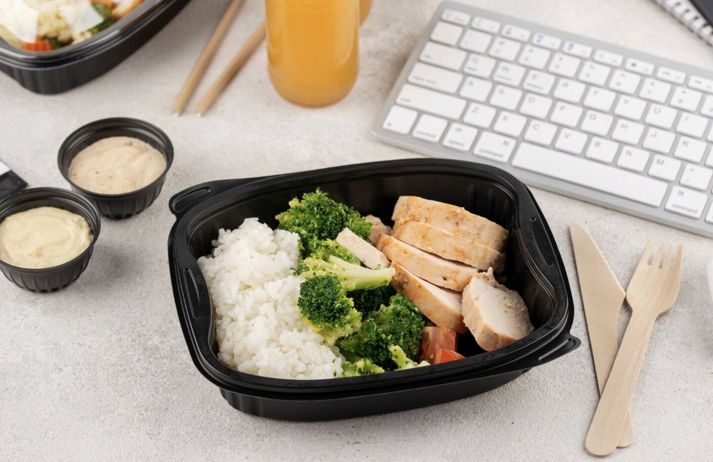 Suggesting easy-to-prepare, delicious office lunch box dishes to help you start a week of work full of energy. Photo: Magnific