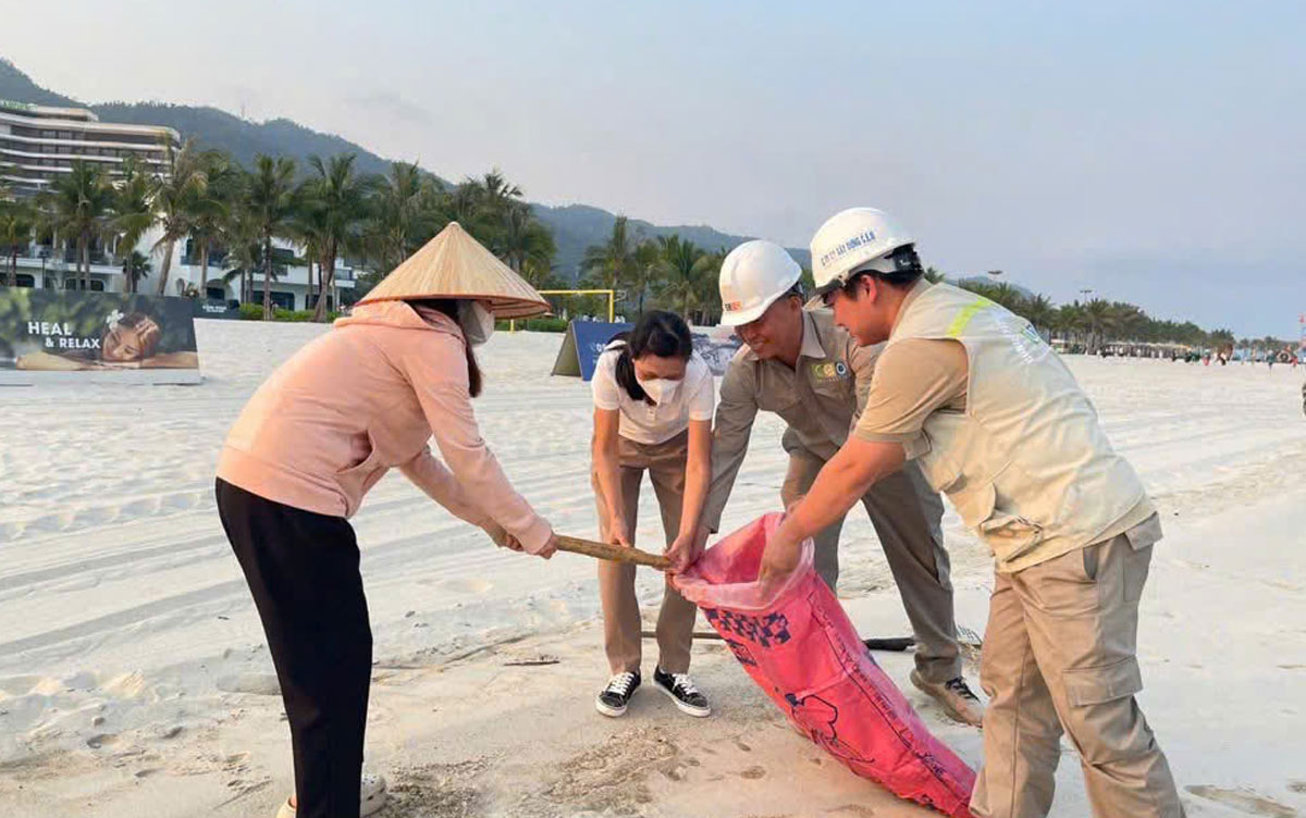 Trade union members, workers, and laborers clean up the beach environment of Van Don special zone, Quang Ninh province. Photo: Van Don Special Zone Trade Union