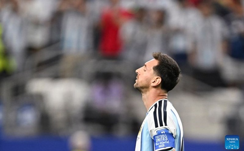 Messi bật khóc sau khi Argentina không thể bảo vệ chức vô địch World Cup. Ảnh: Xinhua