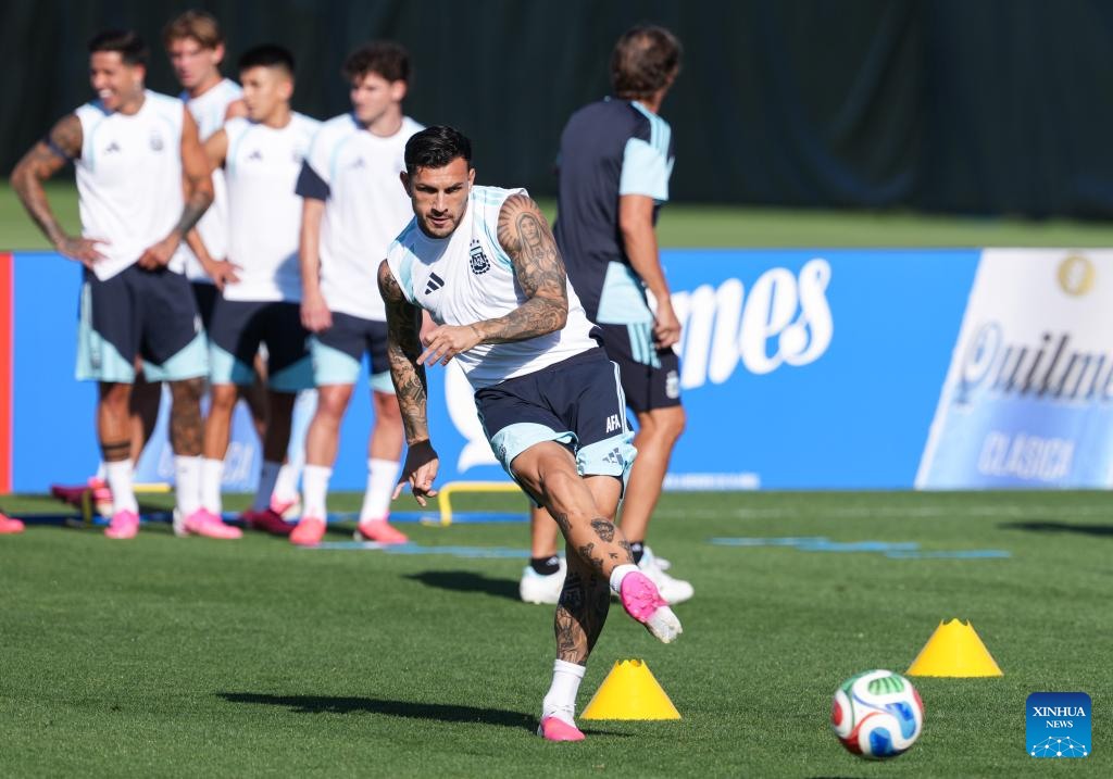 Paredes của Argentina nhận thẻ đỏ vì xô xát với cầu thủ đối phương. Ảnh: Xinhua