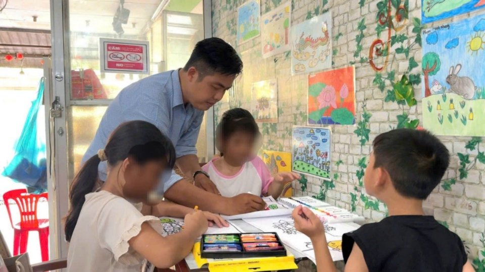 Teacher Nguyen Khanh gives love with practical actions for poor students. Photo: Hoang Loc