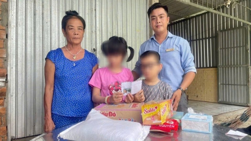 Thầy Nguyễn Khánh hỗ trợ Minh Thiện trong hành trình giữ lại ánh sáng để tiếp tục đến trường. Ảnh: Hoàng Lộc