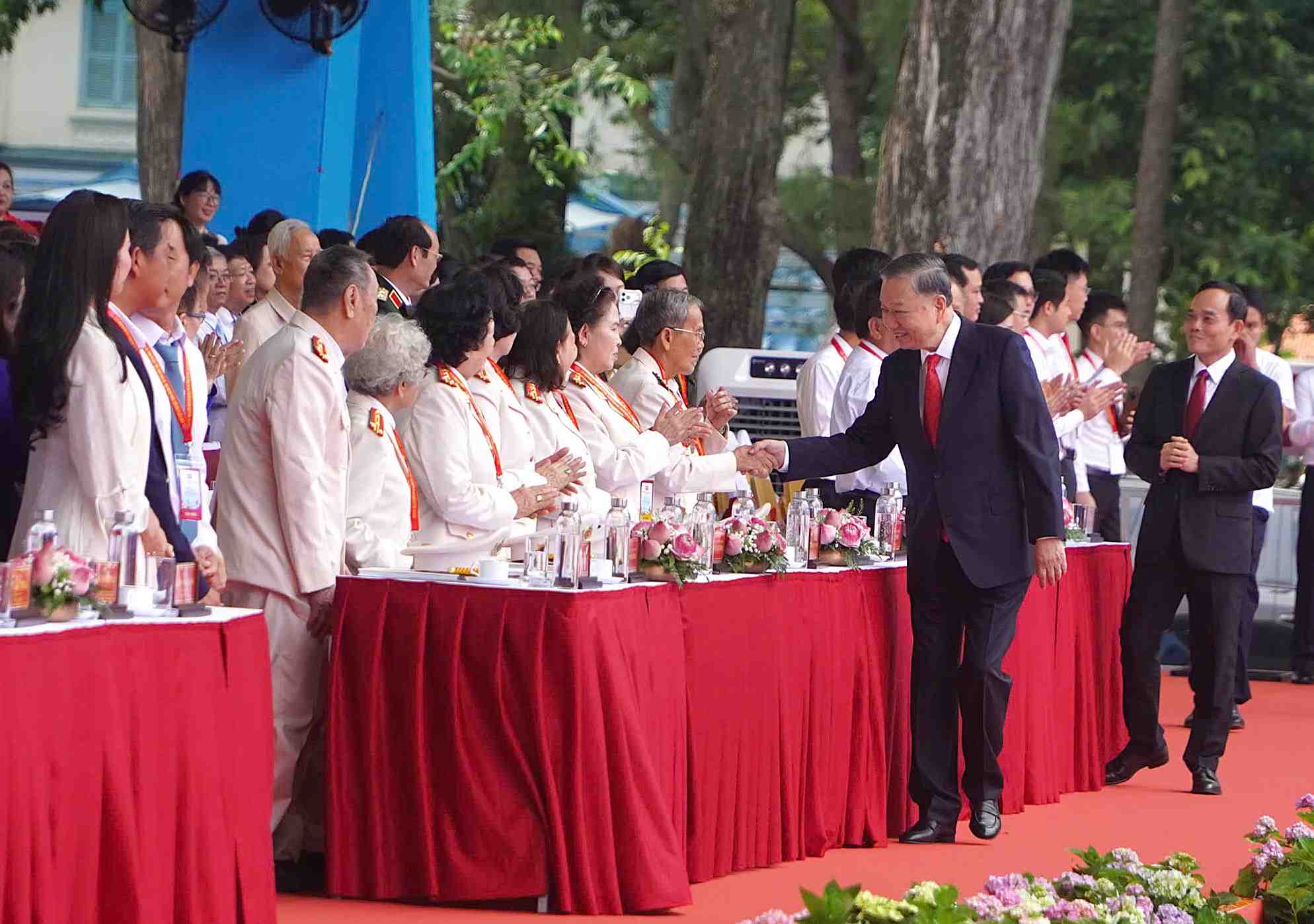 Tổng Bí thư, Chủ tịch nước Tô Lâm thăm hỏi các đại biểu dự lễ kỷ niệm.  Ảnh: Anh Tú