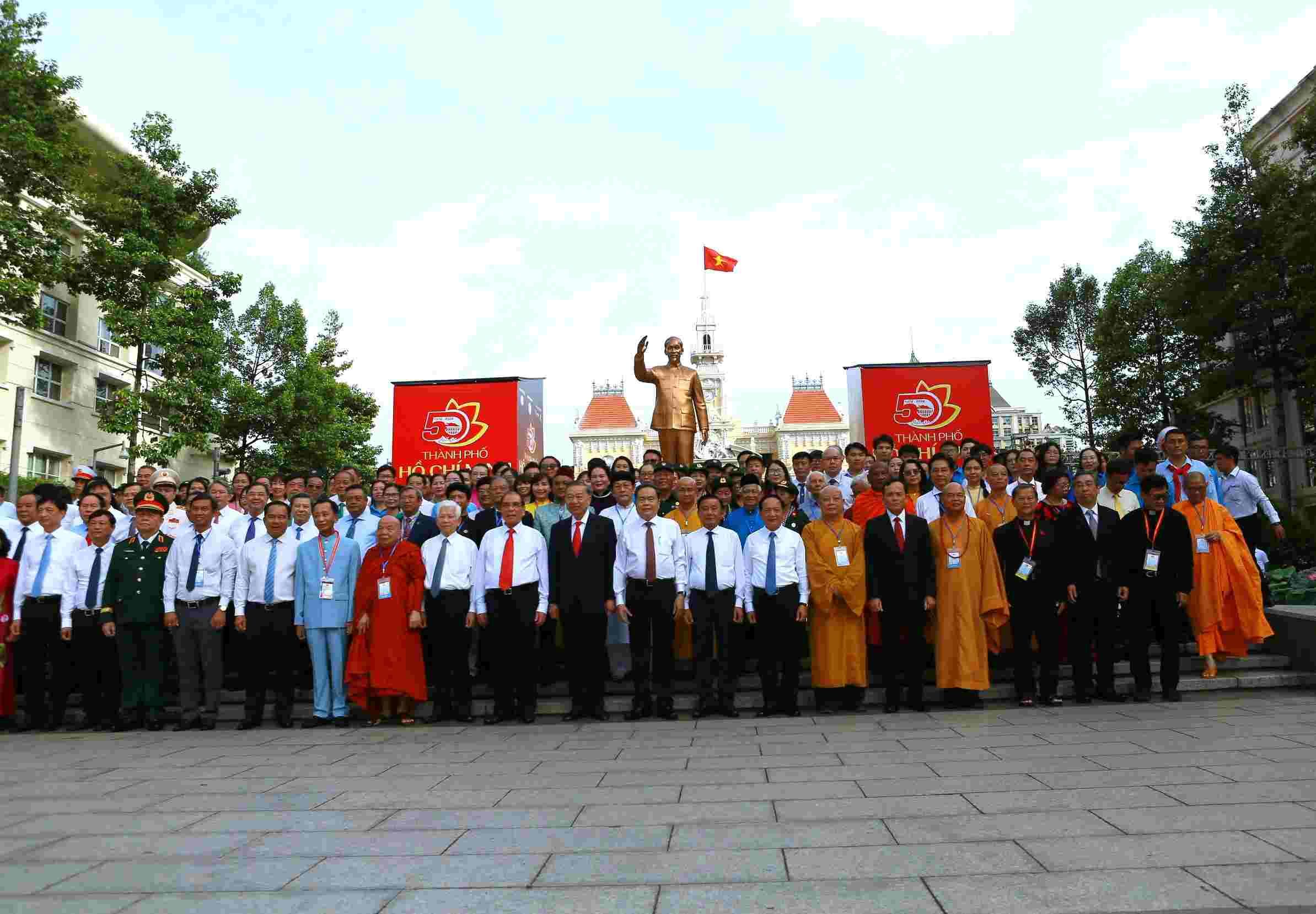 Tổng Bí thư, Chủ tịch nước Tô Lâm cùng các lãnh đạo, nguyên lãnh đạo Đảng, Nhà nước chụp ảnh kỷ niệm trước Tượng Đài Chủ tịch Hồ Chí Minh.  Ảnh: Minh Quân