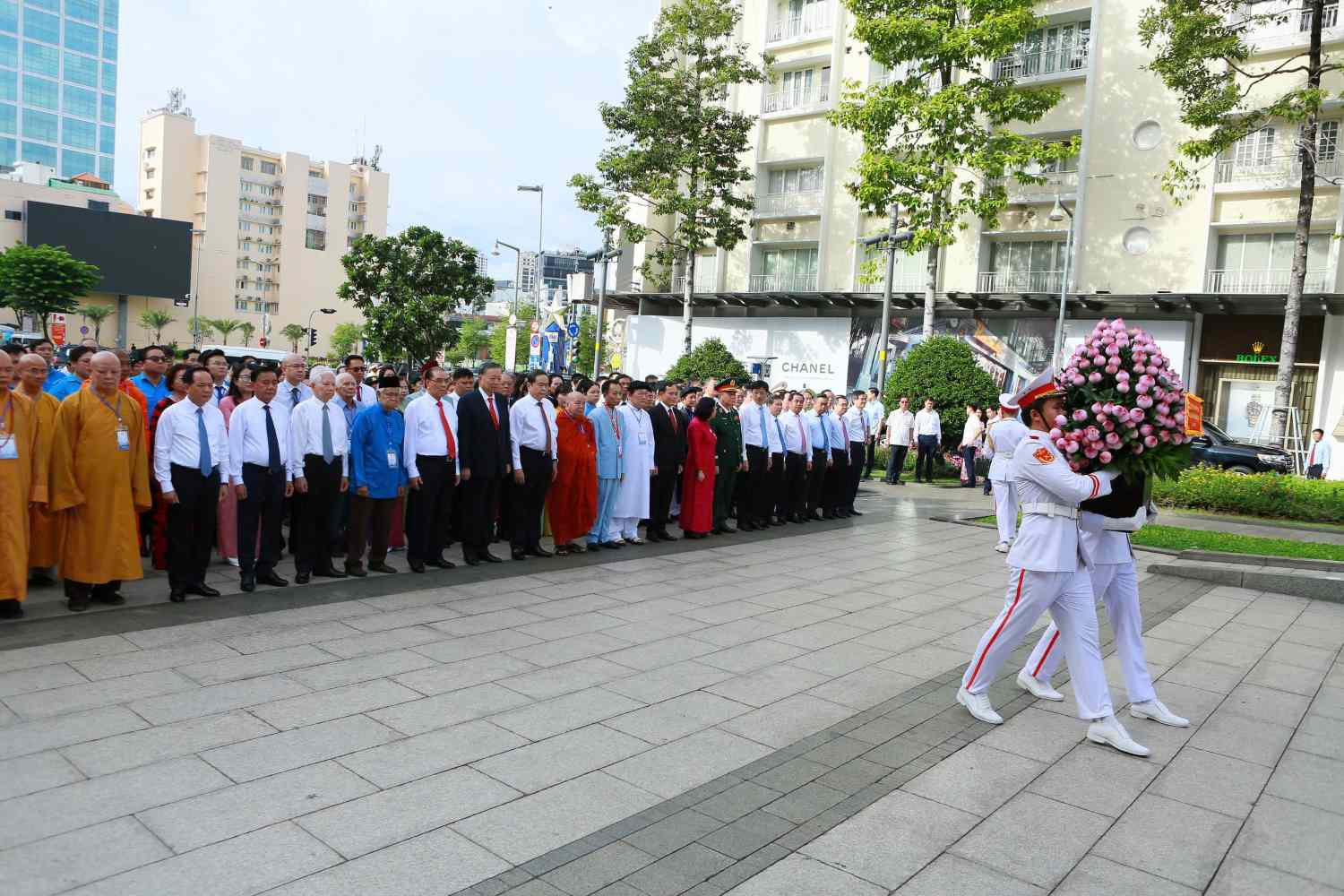 Tổng Bí thư, Chủ tịch nước Tô Lâm cùng lãnh đạo, nguyên lãnh đạo Đảng, Nhà nước, TPHCM dâng hoa tưởng niệm Chủ tịch Hồ Chí Minh. Ảnh: Minh Quân