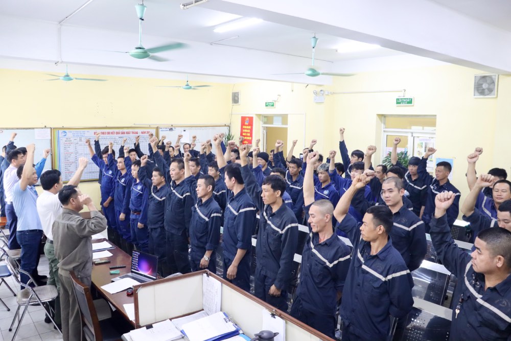 The collective of officials and workers of Mining Workshop 2, Ha Long Coal Company - TKV showed high determination, striving to do well in occupational safety and health, completing the production and business plan for July and contributing to the successful implementation of tasks for the whole year 2026. Photo: Huy Du