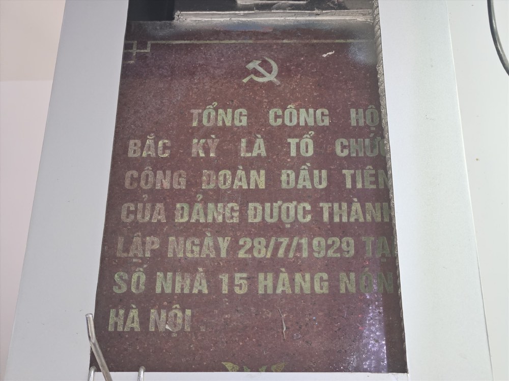 Señal colocada en el número 15 de Hàng Nón, sede de la Conferencia de Establecimiento de la Confederación General del Trabajo Rojo del Norte el 28 de julio de 1929. Foto: Minh Ánh