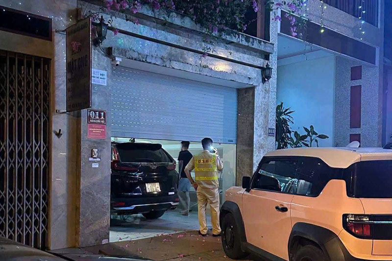 Lao Cai traffic police quickly search for the car that caused the accident. Photo: Lao Cai Police