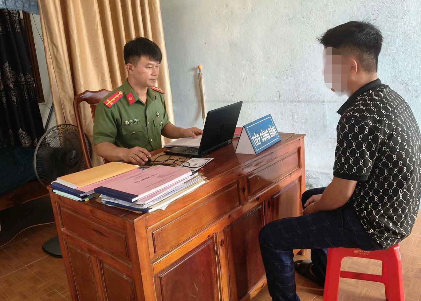 Công an xã Cẩm Trung xử phạt T.V.V 7,5 triệu đồng vì bình luận sai sự thật. Ảnh: Công an Hà Tĩnh