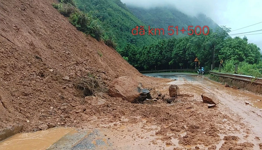 Landslide soil and rocks spill onto the road surface on National Highway 279, Xuan Hoa commune area, Lao Cai province. Photo: Tien Dung