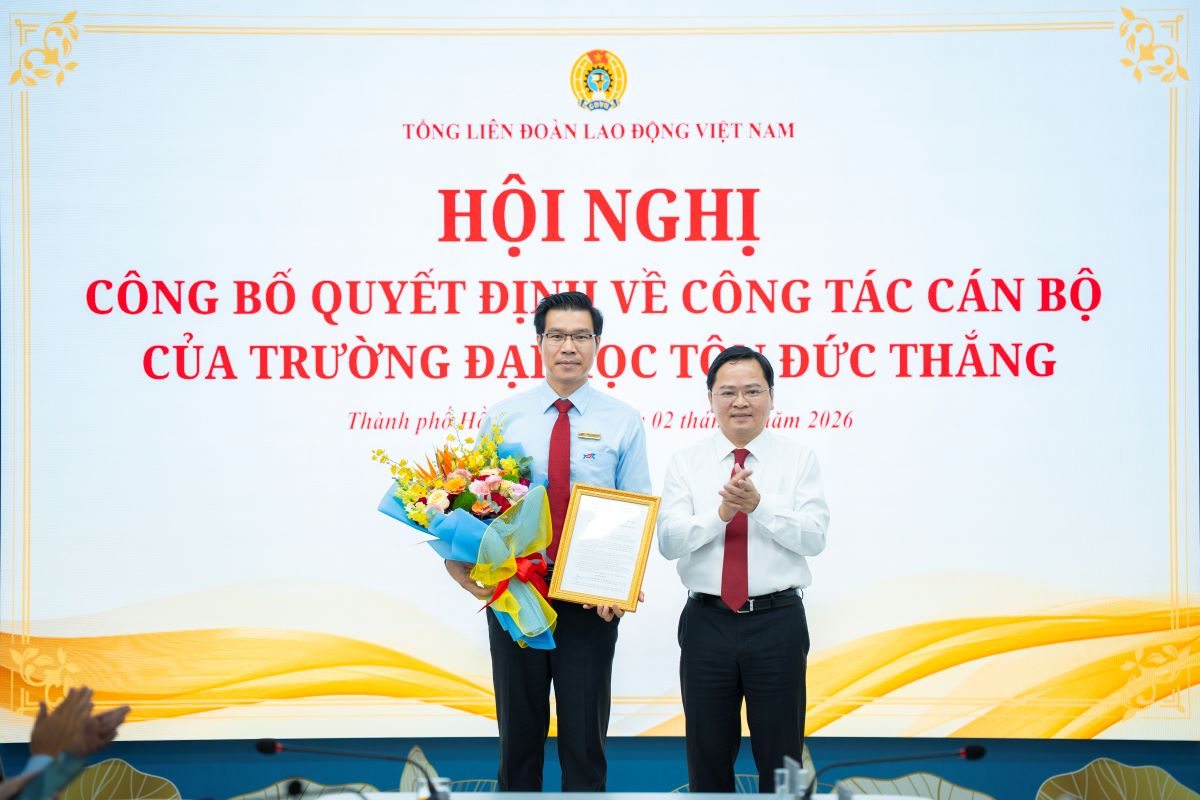 Mr. Nguyen Anh Tuan - Member of the Party Central Committee, Chairman of the Vietnam General Confederation of Labor (right) presents the decision to reappoint Assoc. Prof. Dr. Tran Trong Dao as Rector of Ton Duc Thang University. Photo: Thuc Tram.