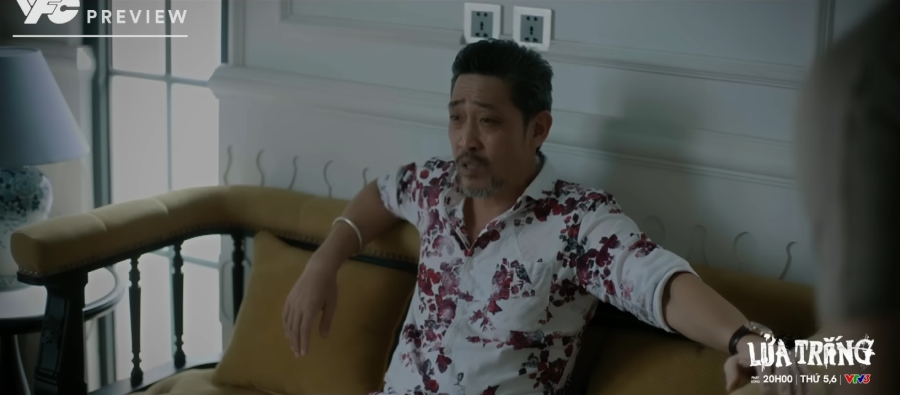 Ông trùm nghi ngờ về sự xuất hiện đúng lúc của con gái. Ảnh: VFC. 