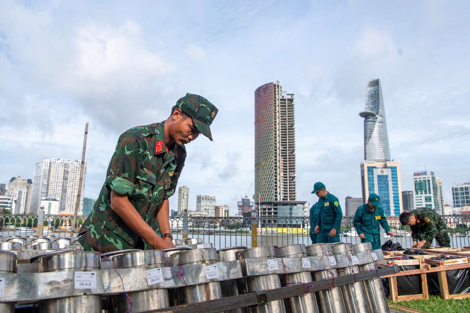 Fireworks positions are ready to open fire at 9 pm on July 2nd, bringing a synchronous light show with music lasting 15 minutes. Photo: Thai Bao