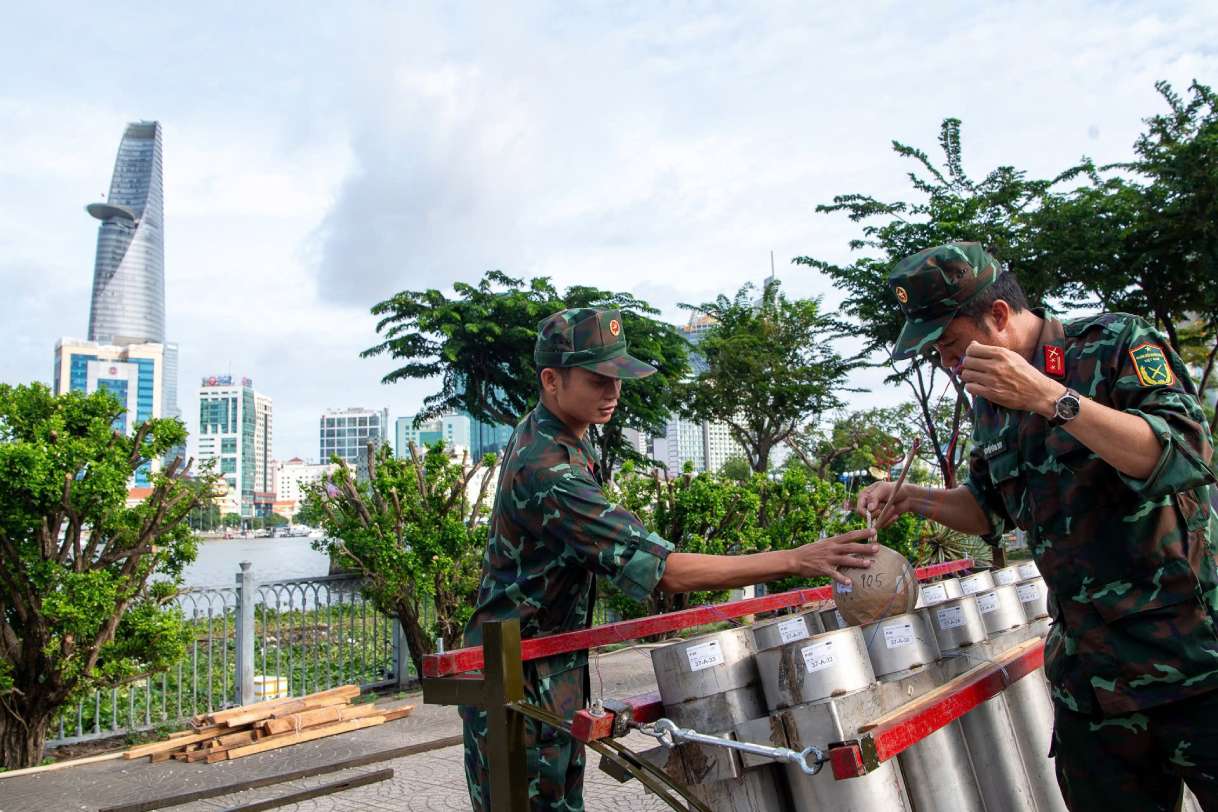 Các lực lượng kỹ thuật tích cực hoàn thiện những công đoạn cuối cùng nhằm bảo đảm màn trình diễn diễn ra an toàn, đồng bộ và đạt hiệu ứng thị giác cao nhất. Ảnh: Thái Bảo