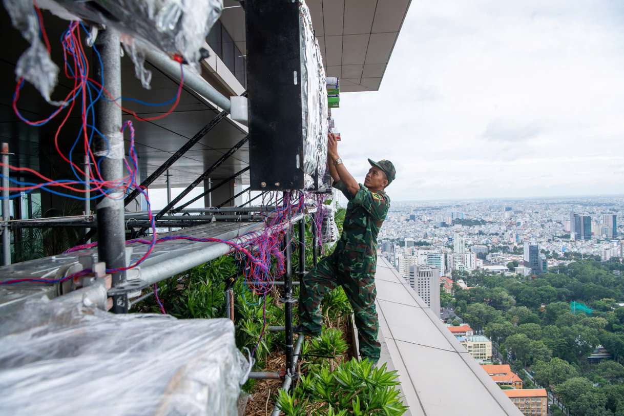 Lực lượng kỹ thuật khẩn trương lắp đặt hệ thống pháo hoa và hơn 12.000 ống hỏa thuật tại điểm bắn Marina, sẵn sàng cho màn trình diễn tối 2.7 chào mừng 50 năm TPHCM vinh dự mang tên Chủ tịch Hồ Chí Minh.