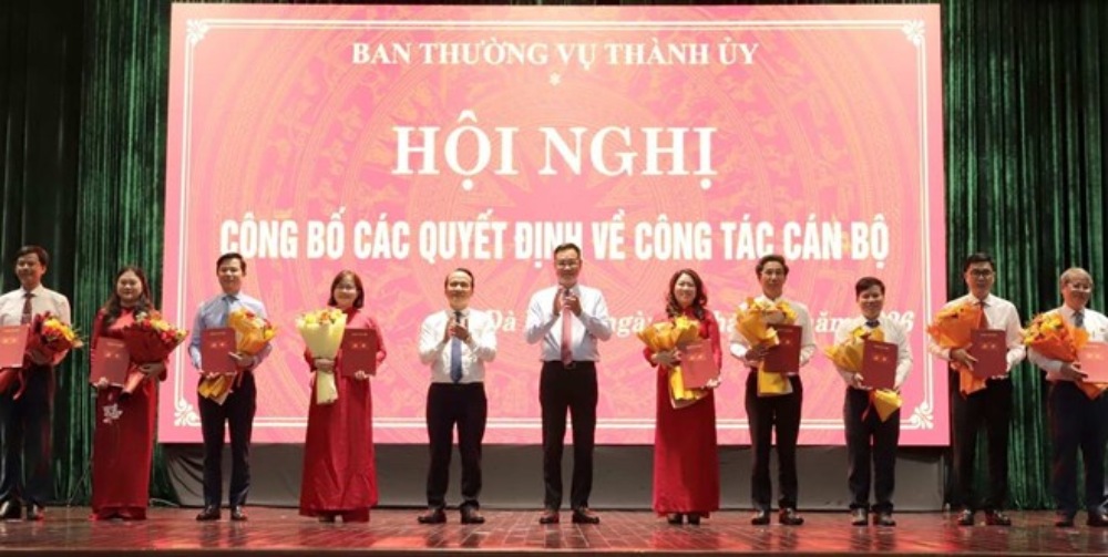 Lãnh đạo thành phố Đà Nẵng trao quyết định và tặng hoa chúc mừng các cán bộ nhận nhiệm vụ mới. Ảnh: An Thượng 