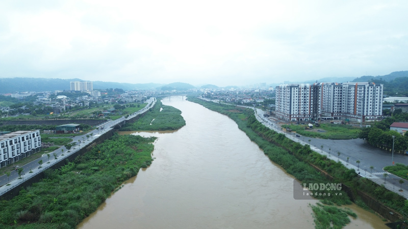 Mực nước sông Hồng qua phường Lào Cai bắt đầu dâng sau nhiều ngày mưa lớn liên tiếp. Ảnh: Đinh Đại
