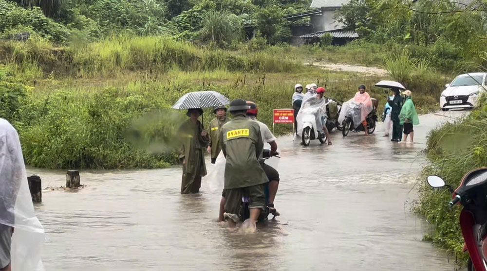 Công an xã Lâm Thượng hỗ trợ Nhân dân di chuyển an toàn qua khu vực ngập úng