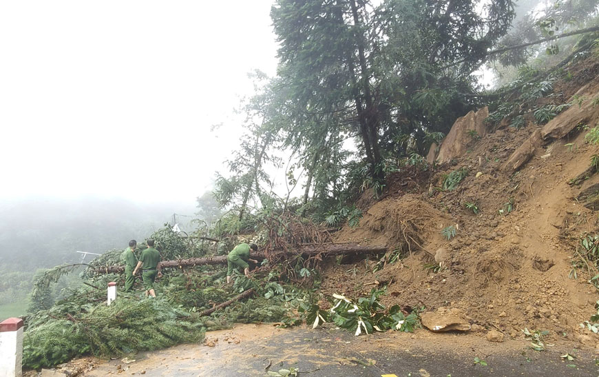 Ta Cu Ty commune police overcome the consequences of landslides to open roads for people and vehicles to travel. Photo: CACC