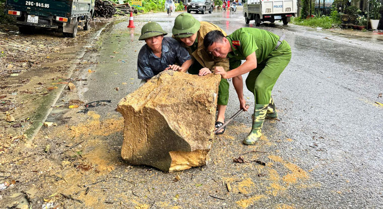 Công an xã Tân Lĩnh cùng quần chúng Nhân dân xử lý tảng đá lớn sạt lở lăn xuống đường giao thông