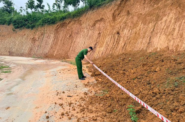 Công an xã Phúc Khánh căng dây cảnh báo khu vực sạt lở. Ảnh: CACC