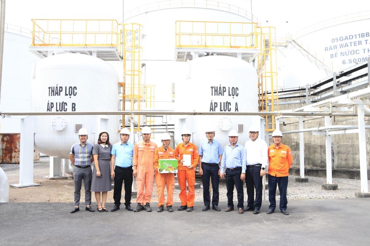 Mr. Tran Dang Toan - Chairman of the Company's Trade Union - and comrades in the Executive Committee of the Mong Duong Thermal Power Company Trade Union present gifts to encourage workers of the Chemical Workshop. Photo: Lan Anh