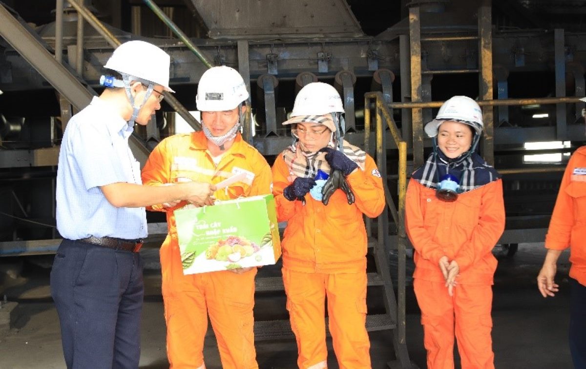 Ông Trần Đăng Toàn trao quà động viên người lao động Phân xưởng Nhiên liệu. Ảnh: Lan Anh