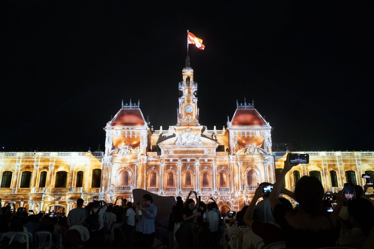 Trình diễn 3D mapping nhân kỉ niệm 50 năm ngày Thành phố Sài Gòn - Gia Định vinh dự mang tên Chủ tịch Hồ Chí Minh. Ảnh: Thanh Chân