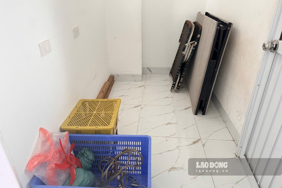 Cận cảnh căn phòng khoảng 8m2 đang được cho thuê với mức giá 2,2 triệu đồng/tháng (bao gồm cả phí dịch vụ). Ảnh: Thảo Anh